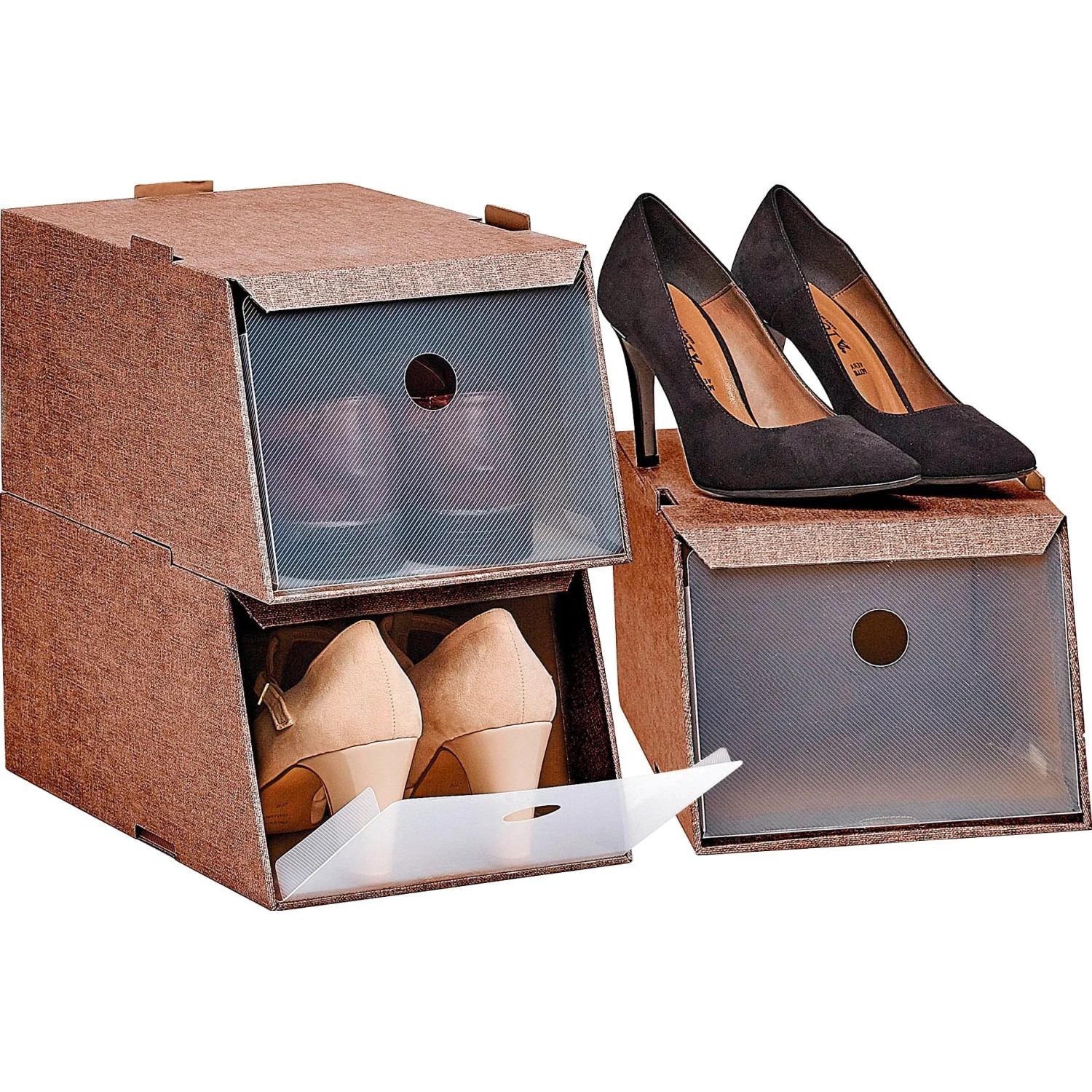 Organizer armadio: Scatole per scarpe in tessuto con frontali trasparenti, impilate e riempite con scarpe.
