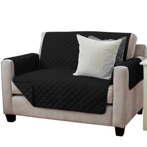 Copridivano trapuntato nero con braccioli e cuscini.