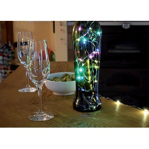 Bottiglia decorativa con luci colorate, bicchieri e snack. Idea regalo per occasioni speciali.