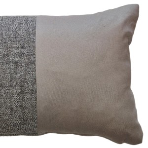 Cuscino decorativo t.b.t. con design bicolore grigio e beige.