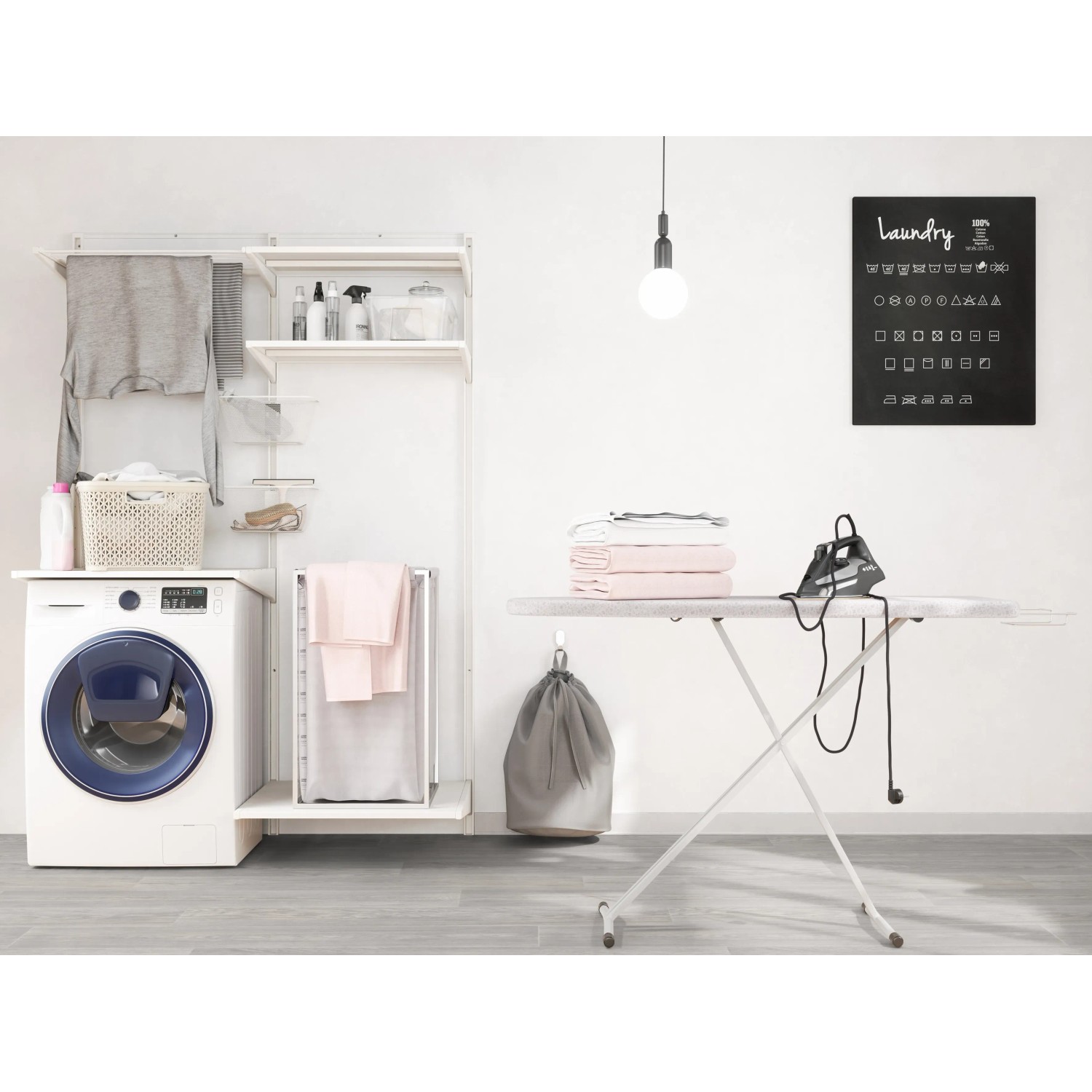 Lavanderia con lavatrice, scaffali, asse da stiro e biancheria. Idee di arredamento pratiche.