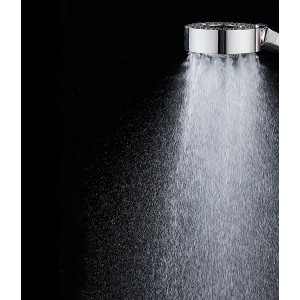 Dettaglio di una doccetta cromata t.b.t. con getto d'acqua.