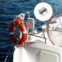 Dettaglio di una cerniera t.b.t., accessorio per nautica, montata su una barca.
