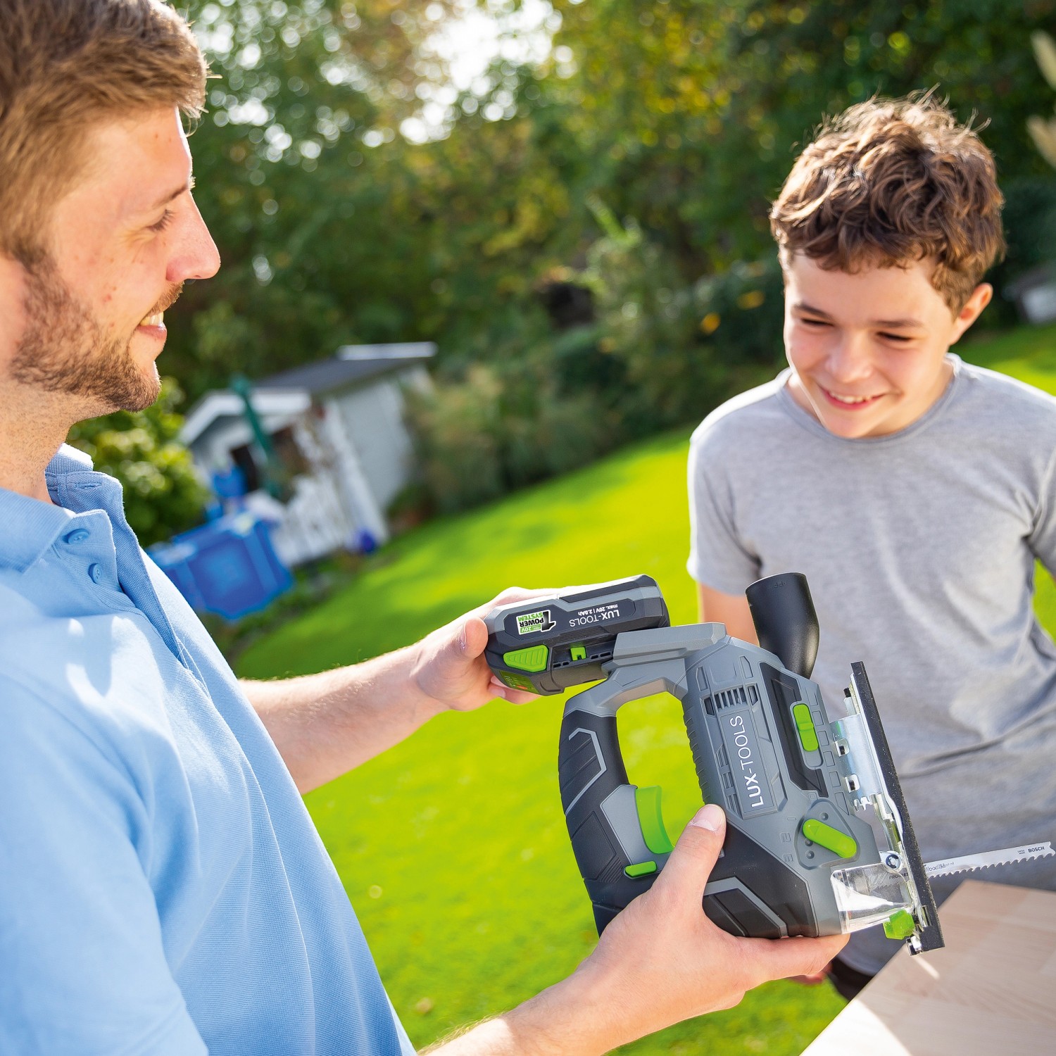 Batteria LUX 20V 2Ah con seghetto alternativo in uso. Batteria per elettroutensili del 1 PowerSystem.