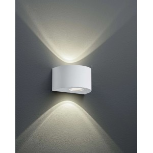 Applique LED da esterno bianca che emette luce verso l'alto e verso il basso.