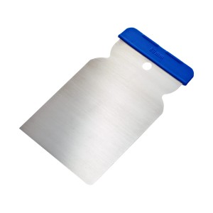 Spatola giapponese LUX in metallo, larghezza 80 mm, con manico in plastica blu.