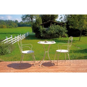 Set tavolo da giardino con due sedie in stile rustico su un patio.