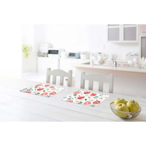 t.b.t. Tovagliette con motivo a pomodoro su un tavolo da pranzo.