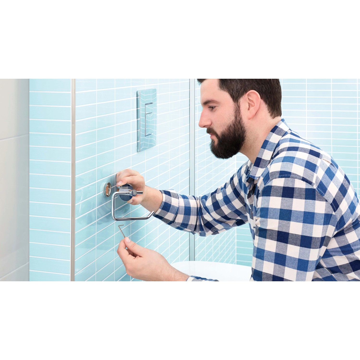 Uomo che installa un porta carta igienica t.b.t. in bagno.