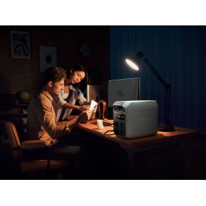 Powerstation Ecoflow Delta 3 grigia (1024 Wh) in uso su una scrivania.