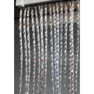 Tenda per porta t.b.t. con accenti colorati.