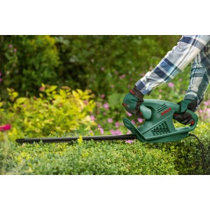 Tagliasiepi elettrico Bosch EasyHedgeCut 45 in azione durante il taglio di una siepe.
