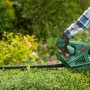 Tagliasiepi elettrico Bosch EasyHedgeCut 45 in azione durante il taglio di una siepe.