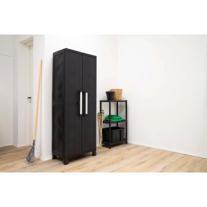 Armadio da giardino in plastica nera con due ante e maniglie argentate.