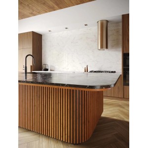 Cucina moderna con piano di lavoro e rivestimento murale in marmo.