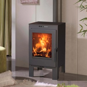 Stufa a legna t.b.t. con focolare a vista.