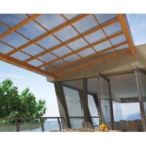 Copertura per patio con pannelli in plastica trasparente e telaio in legno.
