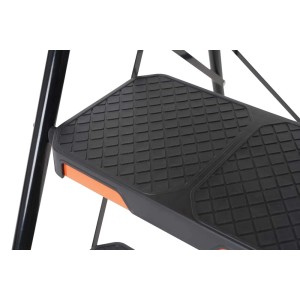 Dettaglio di un gradino nero della scala t.b.t. Profilo antiscivolo per una presa sicura.