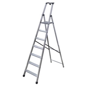 Scala domestica argentata con sette gradini per una presa sicura.