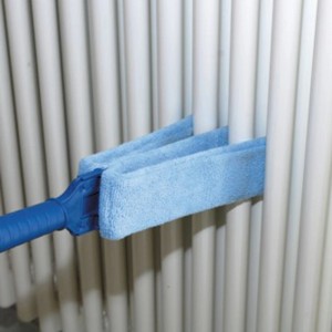 Pulitore radiatore blu con attacco in microfibra che pulisce un radiatore.