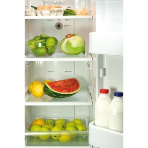 Frigorifero pieno di frutta, verdura e bottiglie di latte.