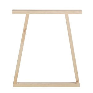 Cavalletti in legno non trattato per esercizi di equitazione.