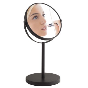 Specchio da trucco nero su base, donna che si trucca riflessa.