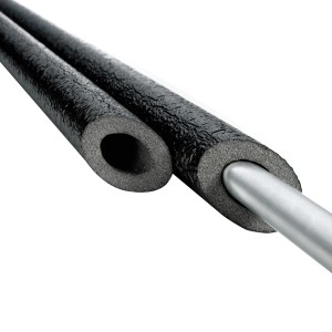 Isolamento per tubi in schiuma nera per tubi di riscaldamento.