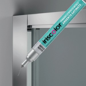 Pennarello ritocco metalli Iriscolor argento satinato.