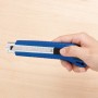 Mano che tiene un cutter LUX Classic 100 mm blu su sfondo di legno chiaro.