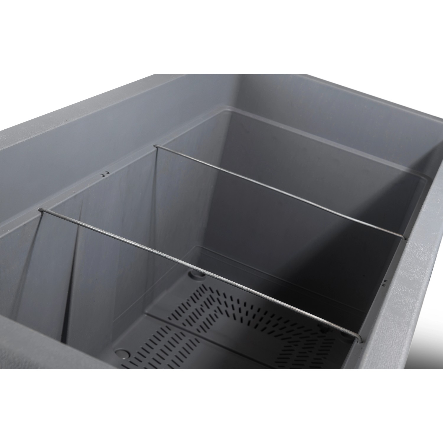 Vista interna del vaso per piante Deroma Cosmo grigio cenere 78 cm con barre di rinforzo e riserva d'acqua.