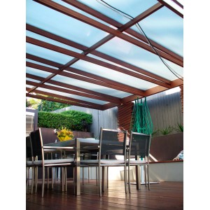 Patio con lastre di plastica trasparenti e struttura in legno come copertura.