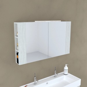 Mobile specchio con ripiani e illuminazione sopra un lavandino.