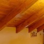 Soffitto in legno con pannelli Listoni in calde tonalità di marrone.