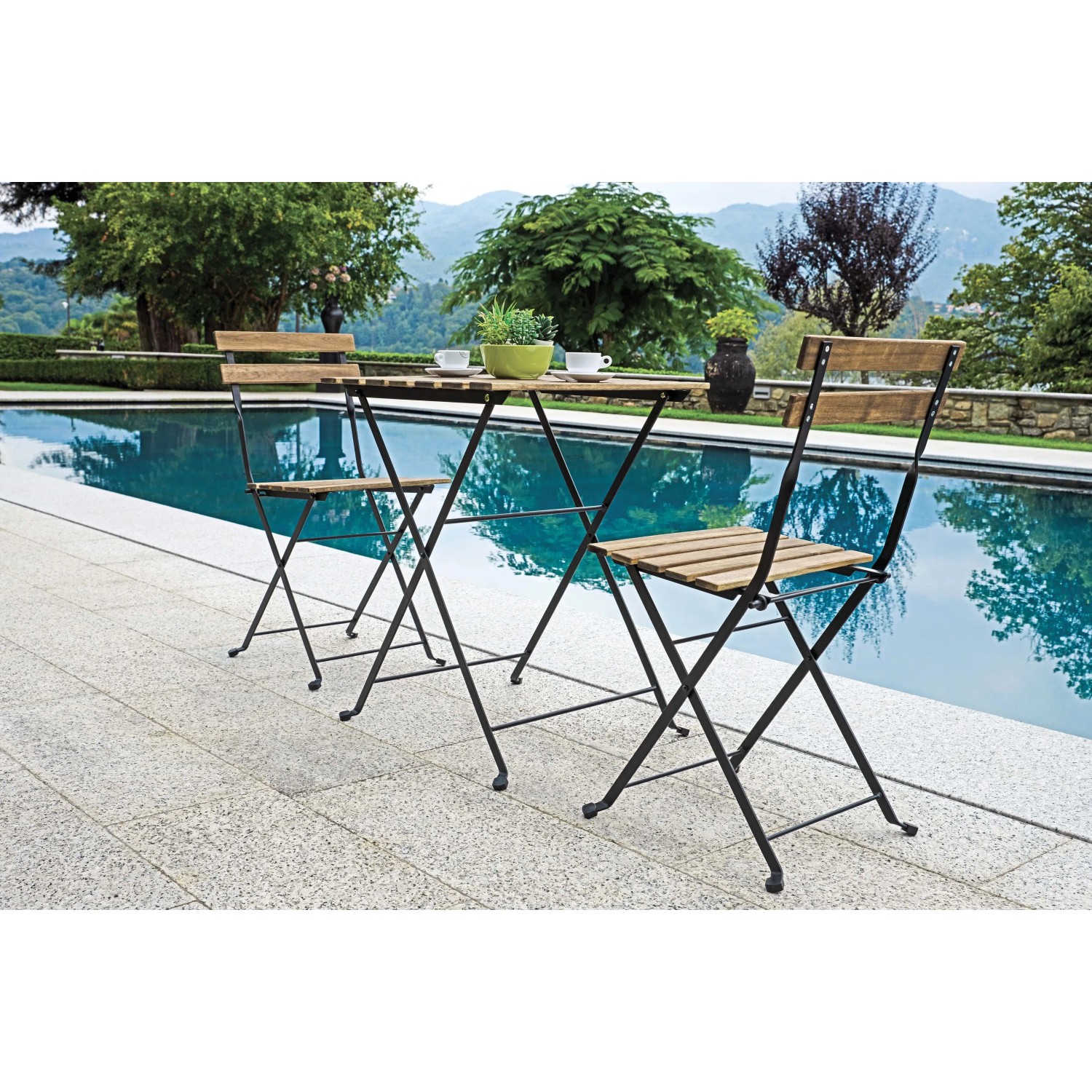 Set mobili da balcone: tavolo pieghevole e due sedie pieghevoli in legno e metallo a bordo piscina.