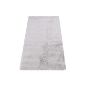 Morbido tappeto a pelo lungo grigio chiaro per spazi abitativi.