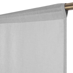 Dettaglio di una tenda in tessuto t.b.t. grigia e trasparente.