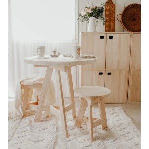 Set Cavalletti in legno chiaro: tavolo e sgabello in legno non trattato, stile scandinavo.