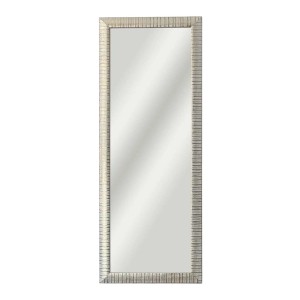 Specchio da parete rettangolare con cornice color argento.
