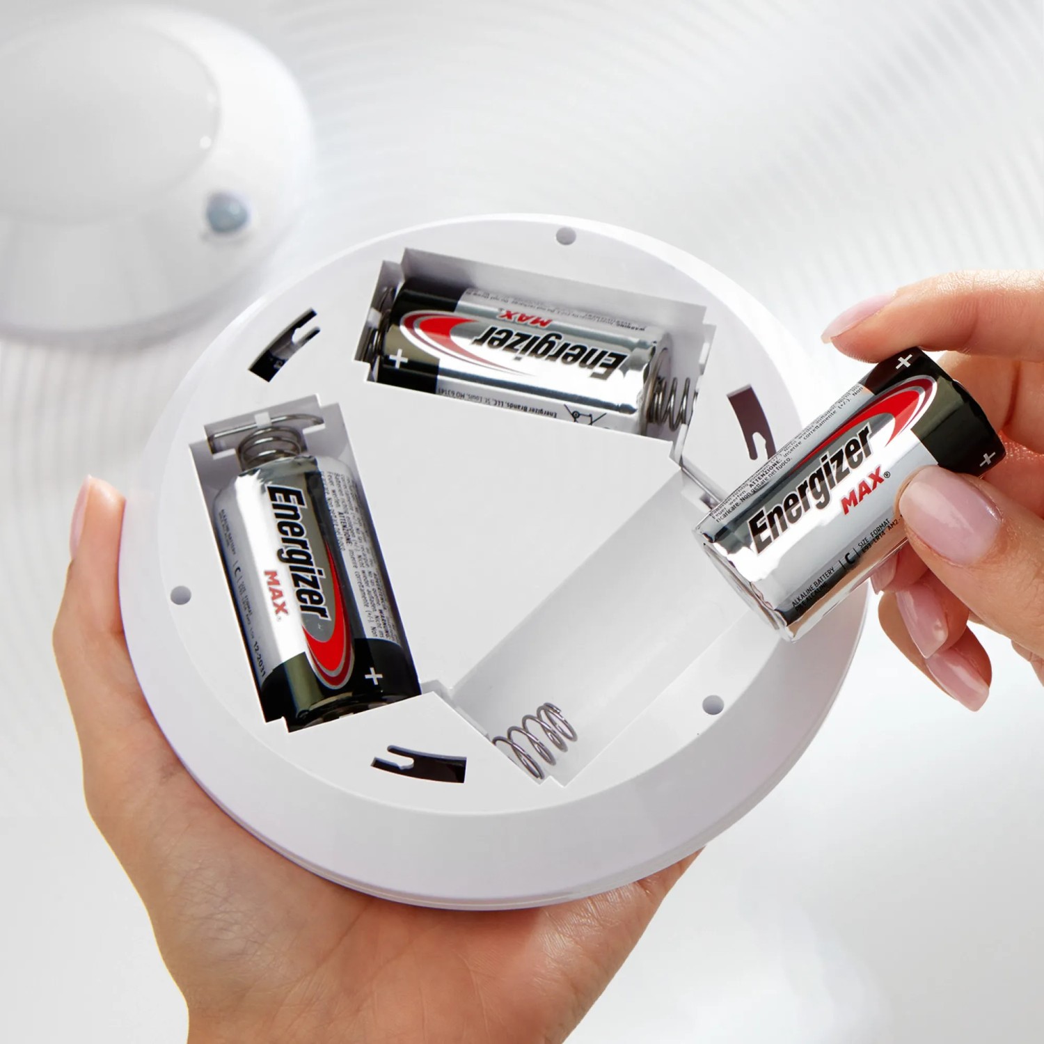 Batterie Energizer C Baby (confezione da 2) inserite in un dispositivo bianco.