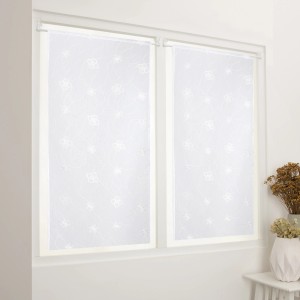 Due tende in tessuto t.b.t. bianche e trasparenti con motivo floreale alla finestra.