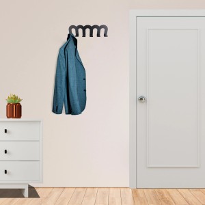 Organizer armadio t.b.t. nero con giacca appesa al muro.