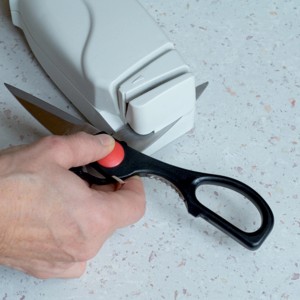 Forbici affilate con un affilacoltelli. Coltelli.