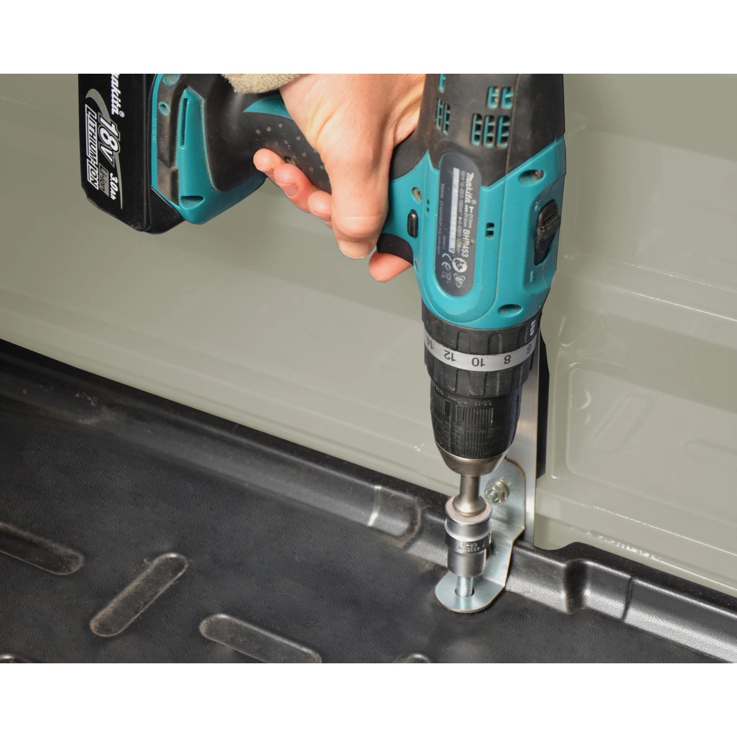 Assemblaggio della casetta Palram Canopia: avvitatore a batteria che fissa un componente.