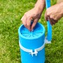 Filtro a parete blu Summer Fun Skimmy 2 inserito in una piscina, per la pulizia della superficie dell'acqua.