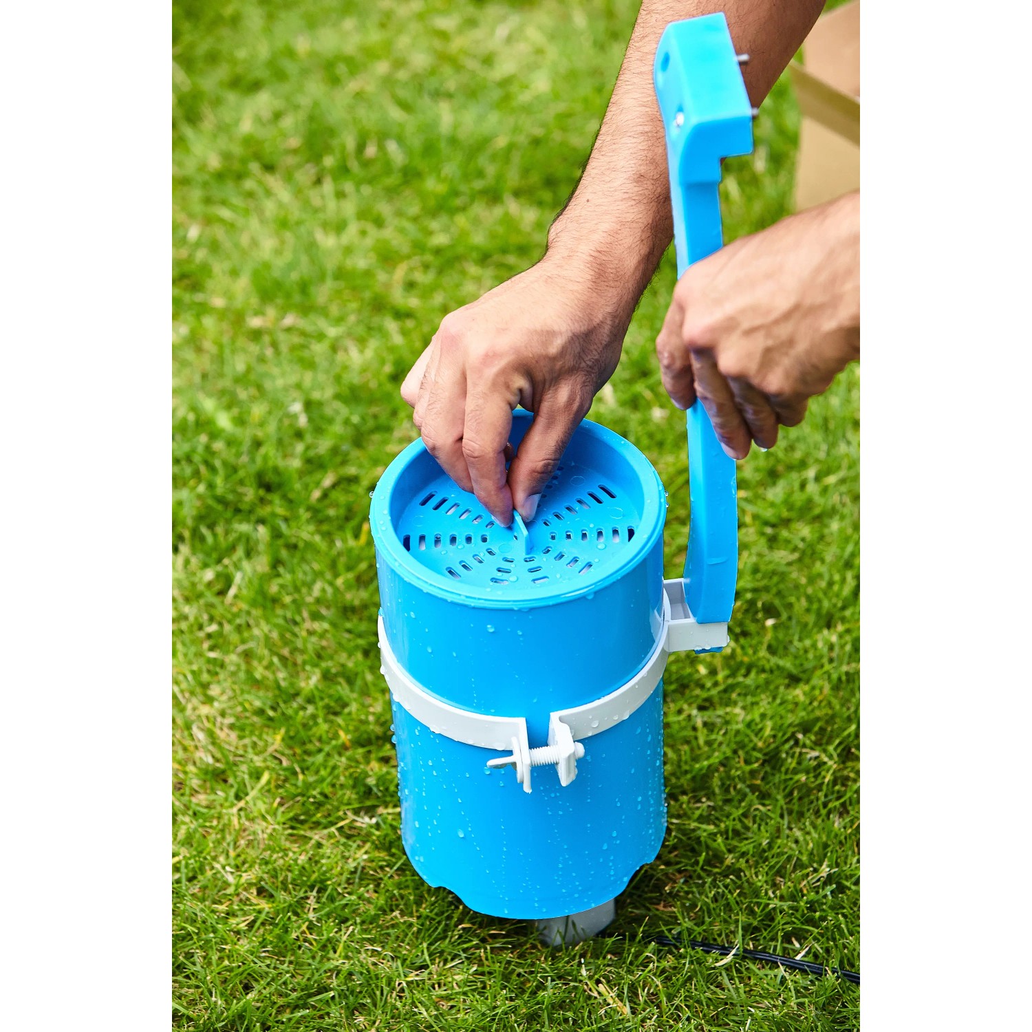 Filtro a parete blu Summer Fun Skimmy 2 inserito in una piscina, per la pulizia della superficie dell'acqua.