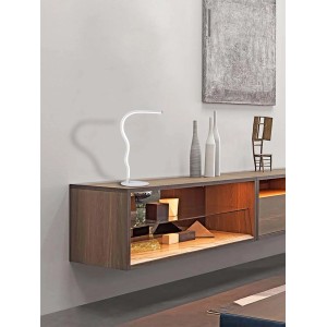 Moderna lampada da scrivania t.b.t. bianca su una credenza.