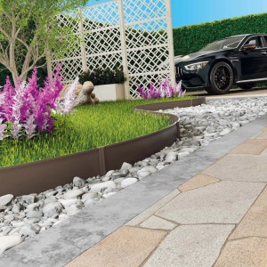 Giardino con bordura prato t.b.t. marrone, sentiero di ghiaia e elemento di recinzione.