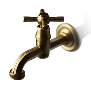Rubinetto color ottone per fontane da giardino.