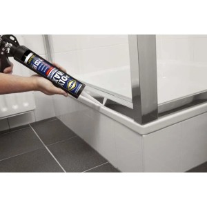 Applicazione di silicone t.b.t. per sigillare una cabina doccia.